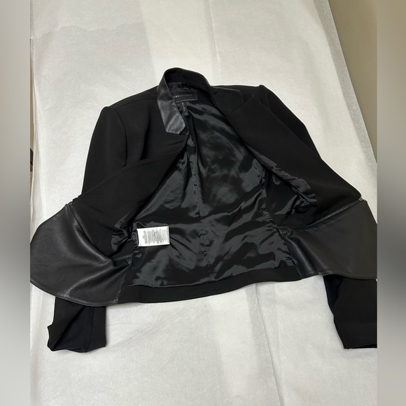 BCBG black faux/leather blazer
BCBGMaxAzriađź–¤ - Picture 5 of 10